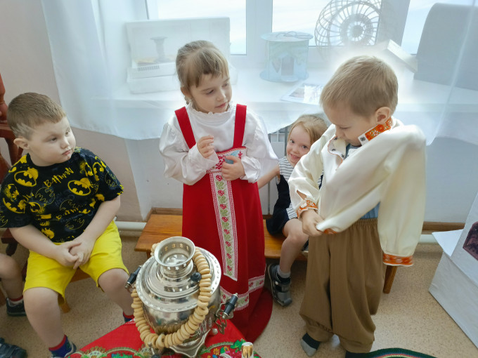 «Знакомство с русским народным костюмом». «Знакомство с русским народным костюмом». .
